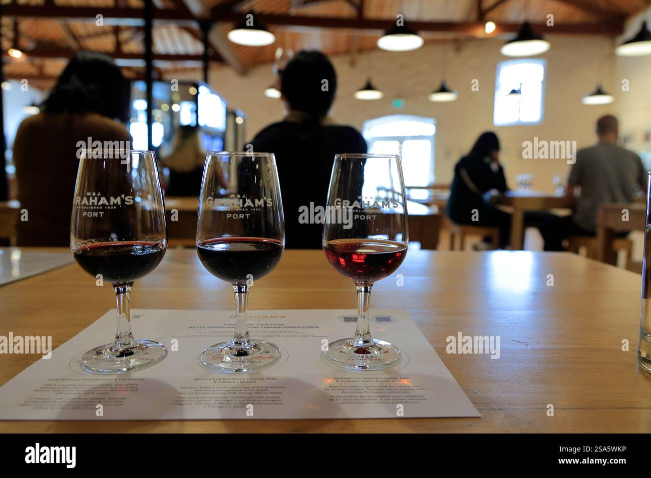 Les verres à vin de Porto contiennent trois types de vin de Porto de Graham lors d'une dégustation de vin dans Graham's Porto Lodge tour.Portugal Banque D'Images