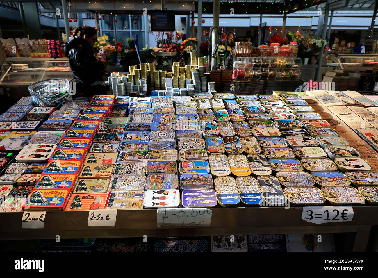 Sardines en conserve à vendre à Mercado do Bolhao Market.Porto.Portugal Banque D'Images