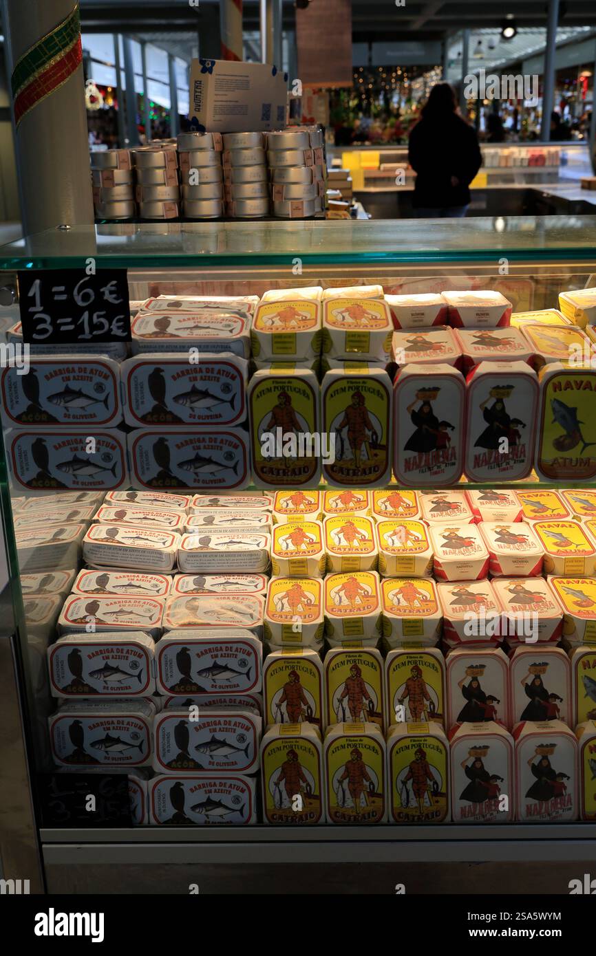 Sardines en conserve à vendre à Mercado do Bolhao Market.Porto.Portugal Banque D'Images