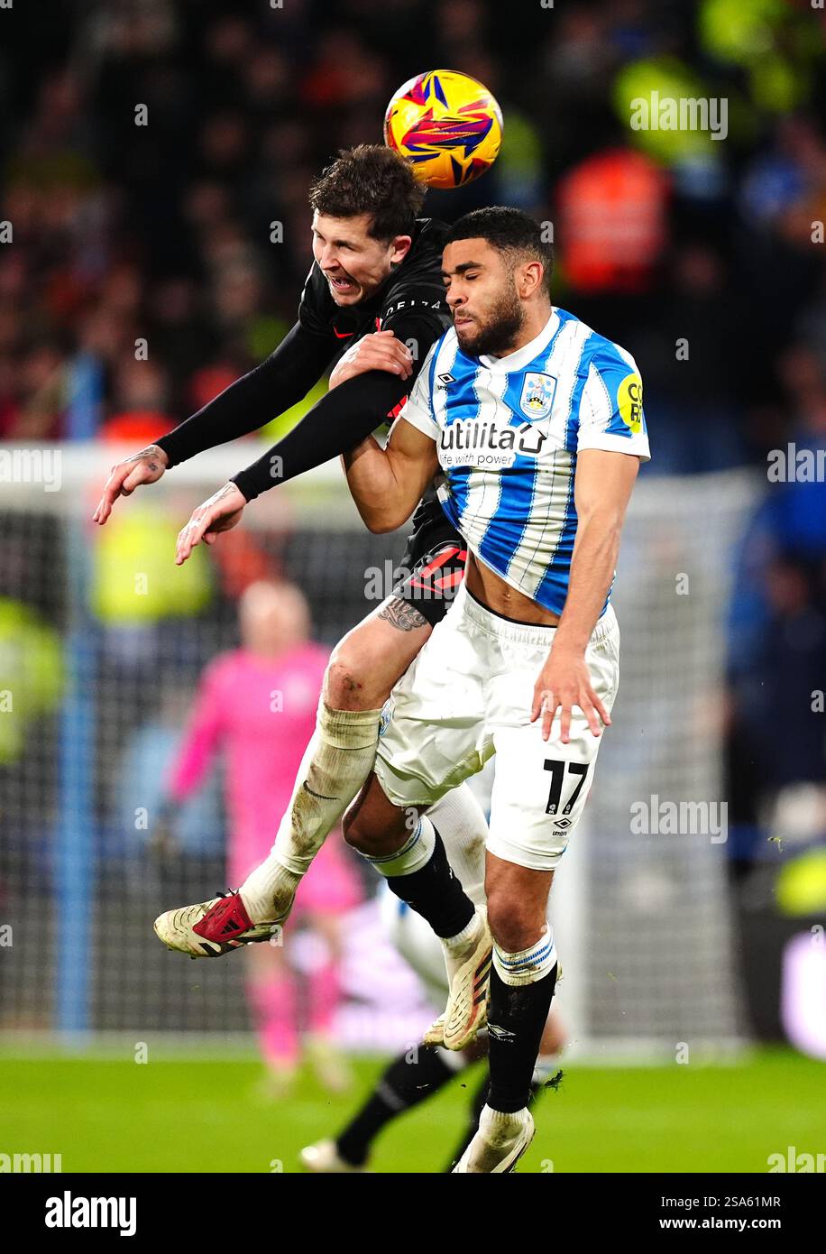 Lyndon Dykes de Birmingham City (à gauche) et Brodie Spencer de Huddersfield Town se battent pour le ballon lors du match de Sky Bet League One au John Smith's Stadium, Huddersfield. Date de la photo : mardi 28 janvier 2025. Banque D'Images