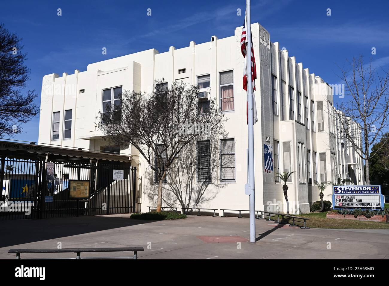 LONG BEACH, CALIFORNIE - 24 janvier 2025 : Stevenson Elementary School dans le centre-ville de long Beach, nommé d'après l'auteur Robert Louis Stevenson. Banque D'Images