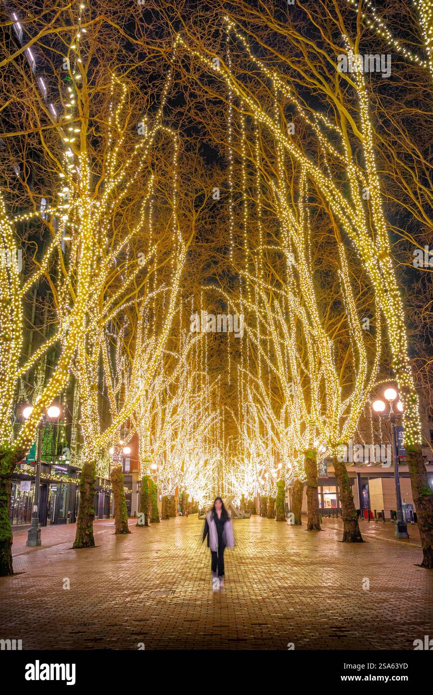 Les habitants de Seattle profitent d'une promenade nocturne sous les lumières de Noël enchanteresses de Occidental Square à Pioneer Square, Seattle. Banque D'Images