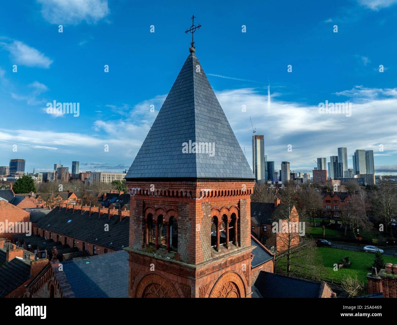 Église St Ignatius à Salford avec Manchester City Centre au loin Banque D'Images