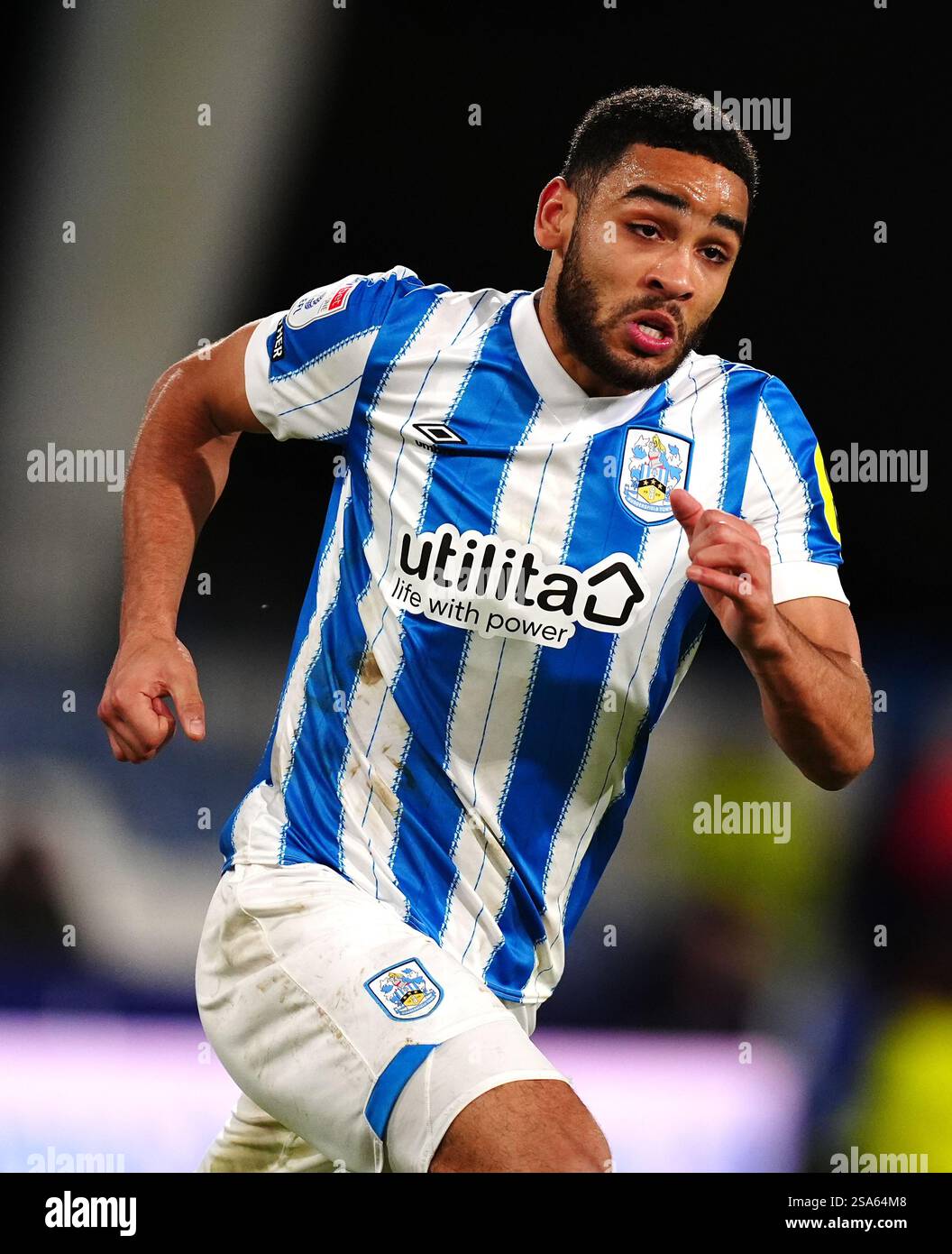 Brodie Spencer de Huddersfield Town lors du match de Sky Bet League One au John Smith's Stadium, Huddersfield. Date de la photo : mardi 28 janvier 2025. Banque D'Images