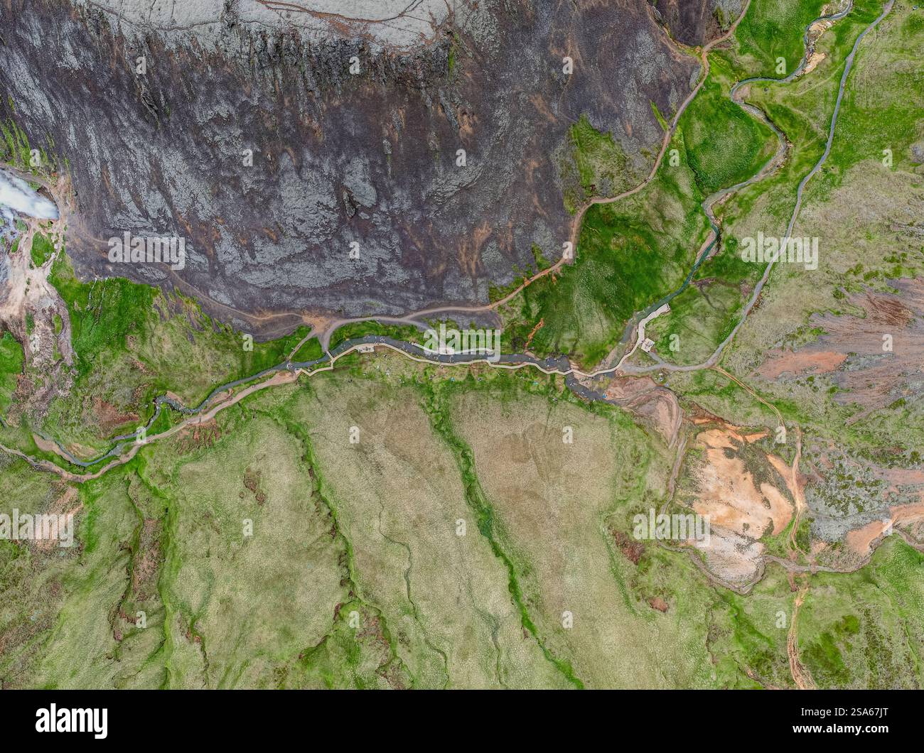 Drone vue aérienne de la rivière thermale de source chaude de Reykjadalur avec vallée pittoresque avec ruisseau et paysage de montagne accidenté en Islande Banque D'Images