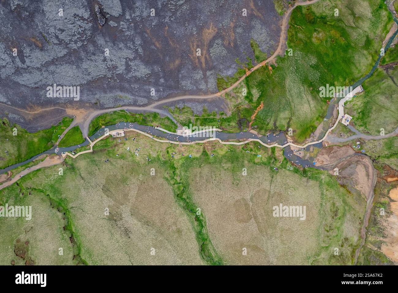 Drone vue aérienne de la rivière thermale de source chaude de Reykjadalur avec vallée pittoresque avec ruisseau et paysage de montagne accidenté en Islande Banque D'Images