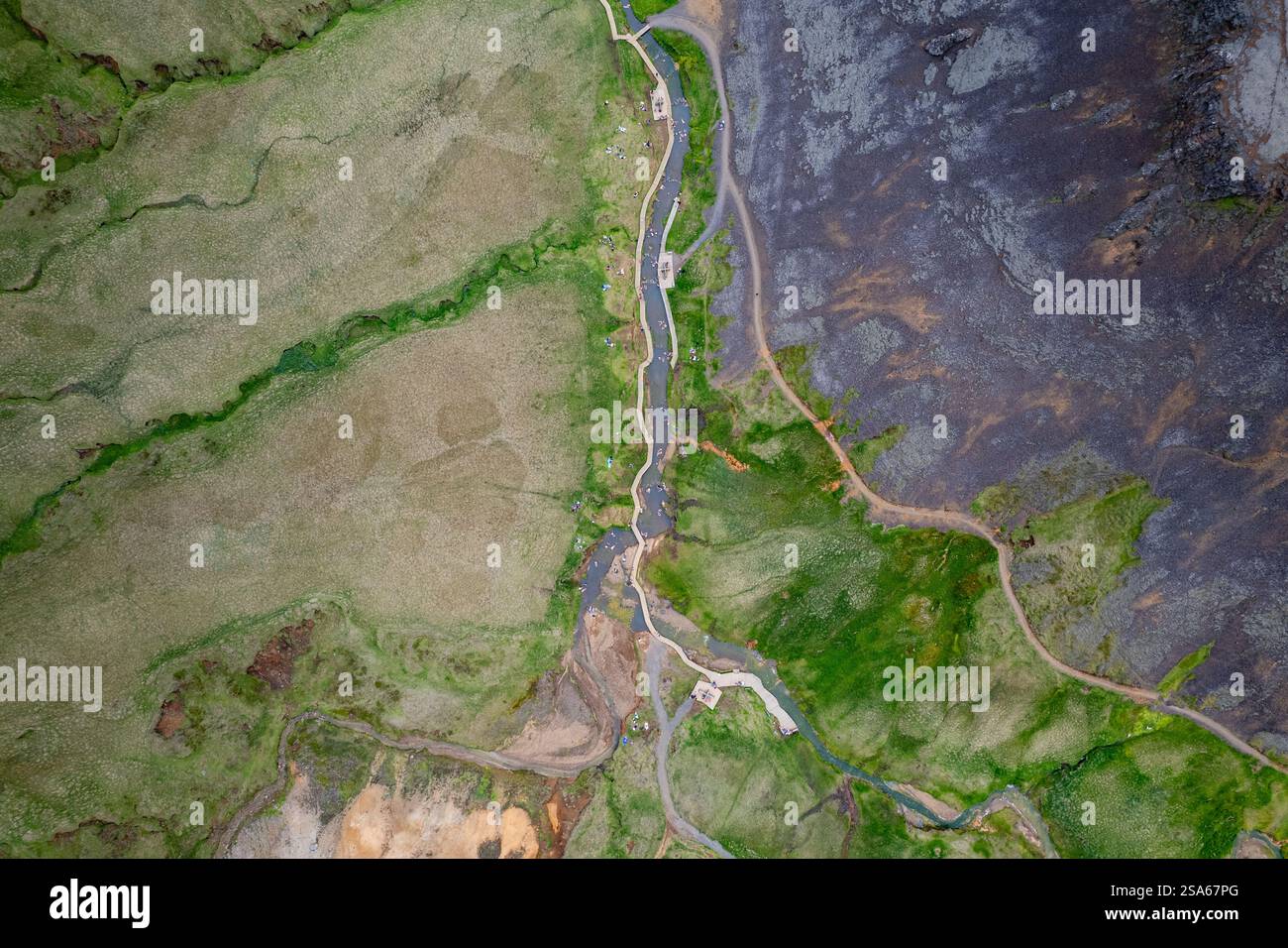 Drone vue aérienne de la rivière thermale de source chaude de Reykjadalur avec vallée pittoresque avec ruisseau et paysage de montagne accidenté en Islande Banque D'Images