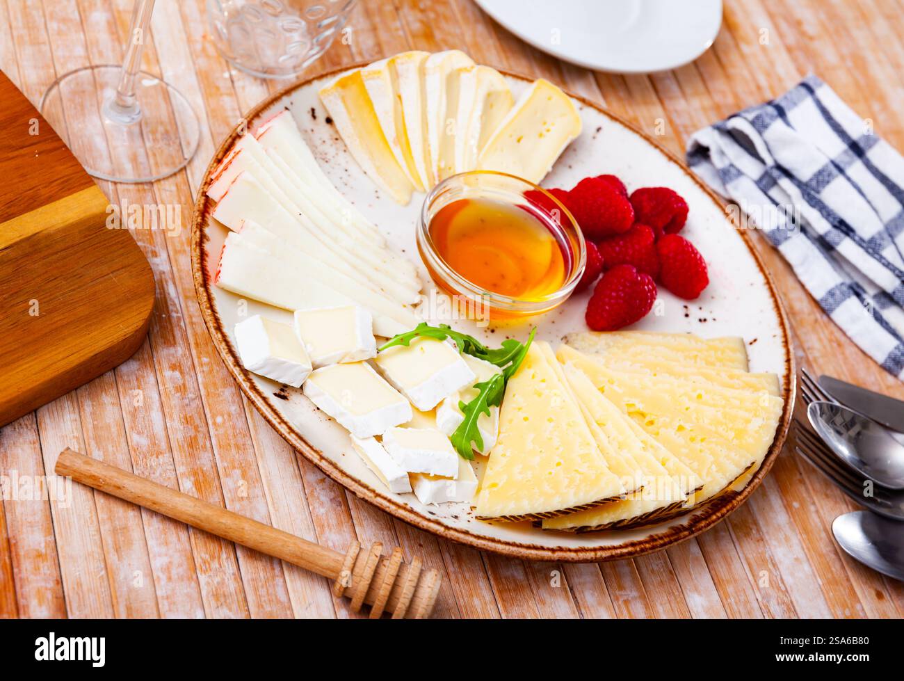 Différents types de fromage tranchés et servis sur l'assiette Banque D'Images
