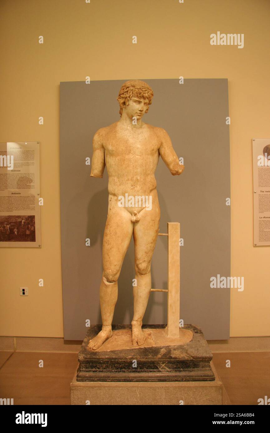 Statue d'Antinoos (Antinous). Compagnon ou amant de l'empereur Hadrien. Ère romaine. Marbre. C. 130. Musée archéologique de Delphes. Banque D'Images