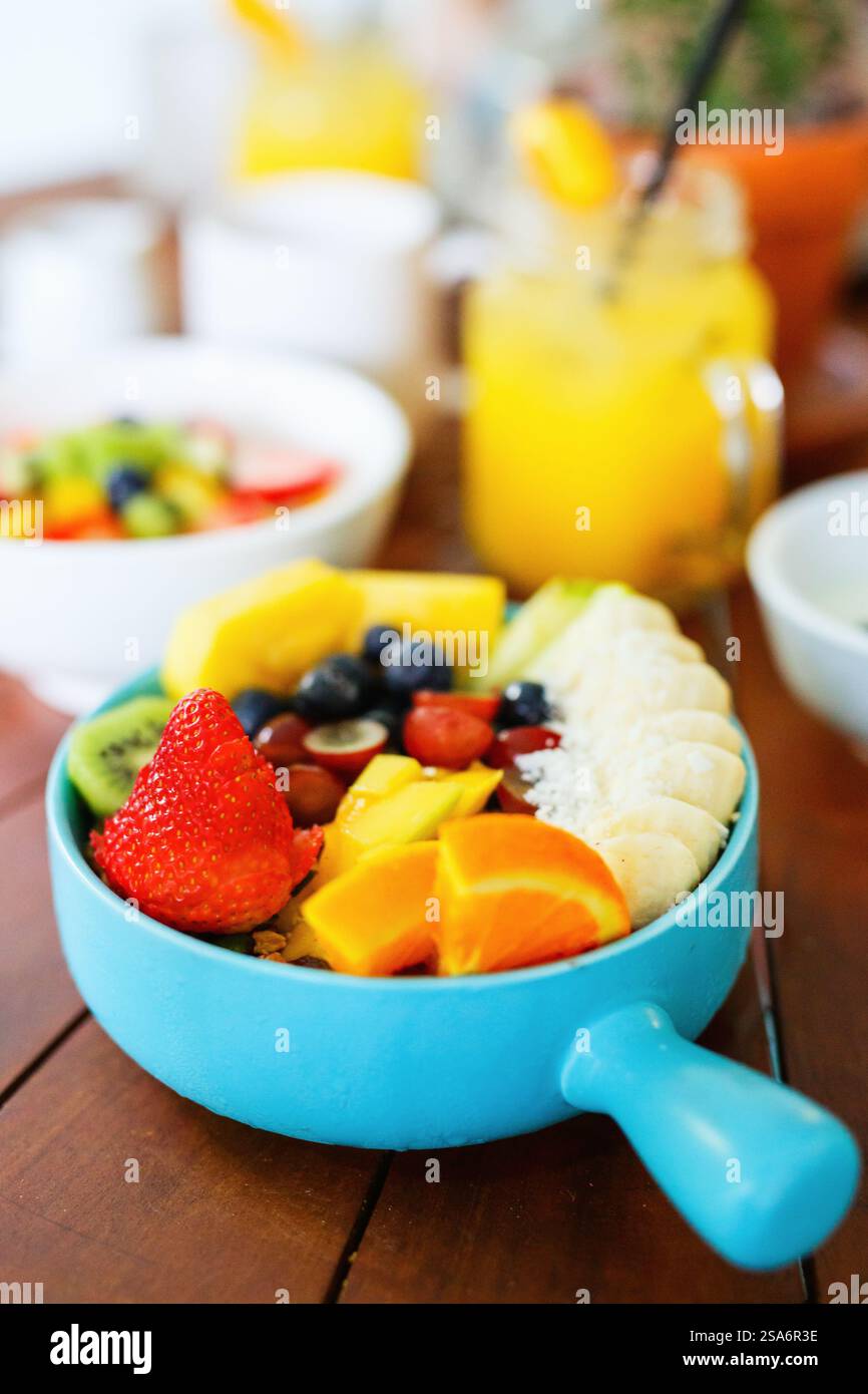 Bol à smoothie garni de fruits frais servi au petit déjeuner Banque D'Images