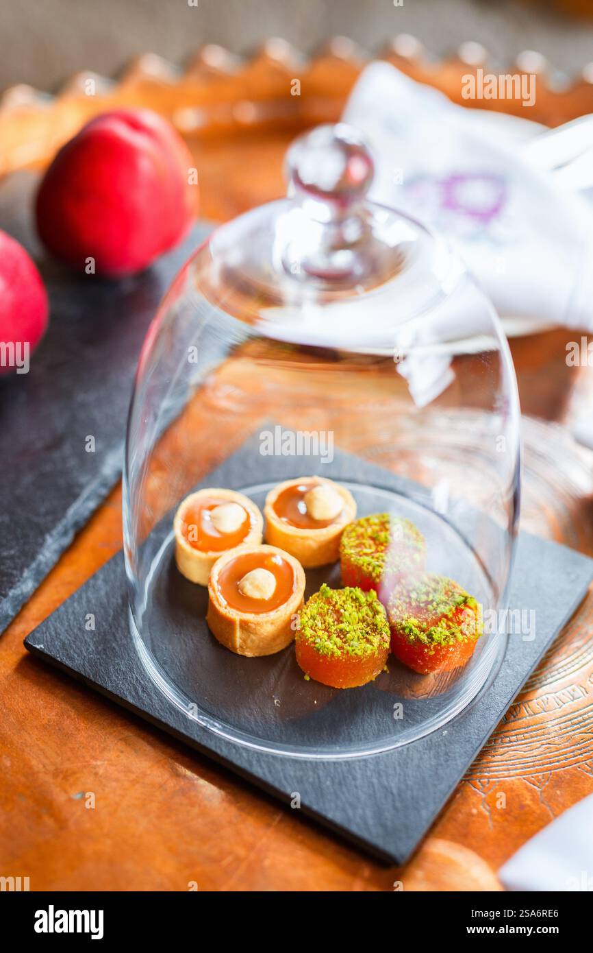 Délicieux desserts turcs au caramel et à la pistache magnifiquement servis Banque D'Images