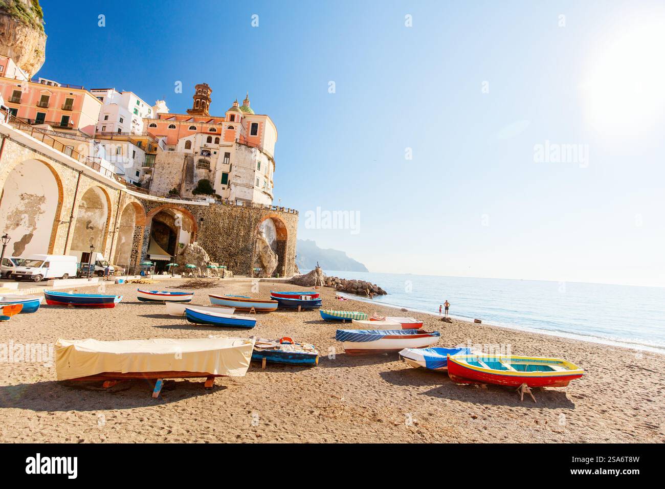 Vue imprenable sur la petite ville d'Atrani et la plage sur la côte amalfitaine en Italie Banque D'Images