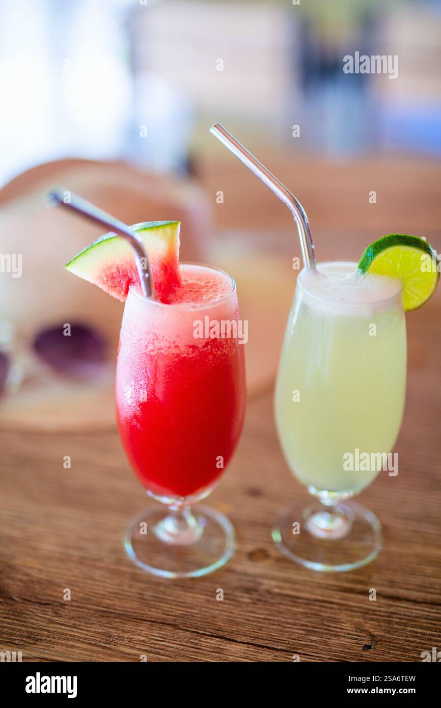 Gros plan sur les jus colorés de pastèque tropicale et de citron servis dans un bar ou un restaurant Banque D'Images
