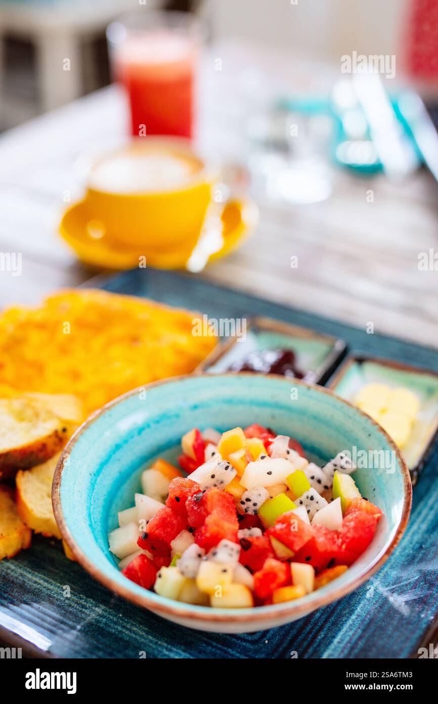 Délicieux petit déjeuner avec salade de fruits Banque D'Images