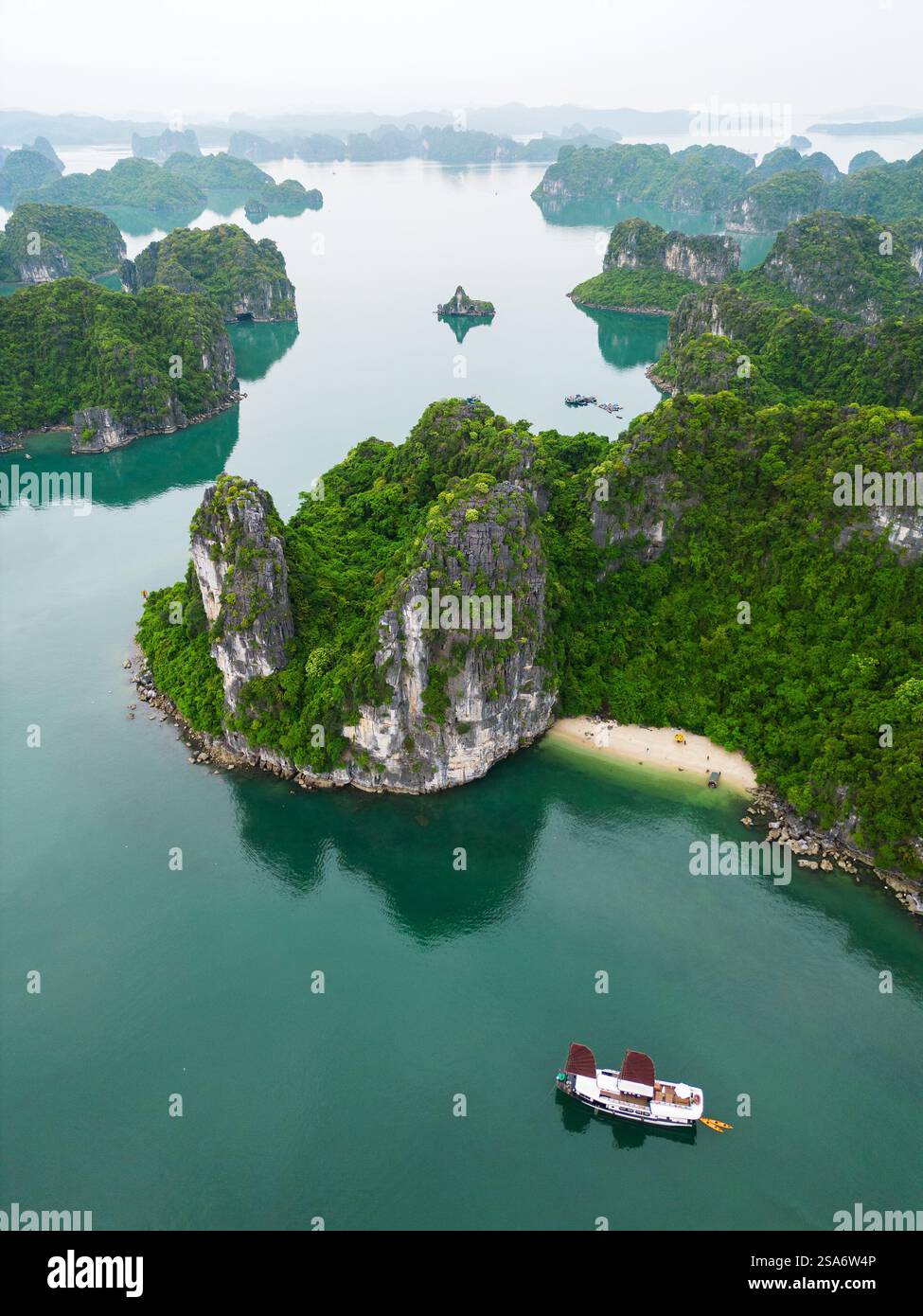 Vue panoramique d'en haut des îles dans la baie d'Halong Vietnam Banque D'Images