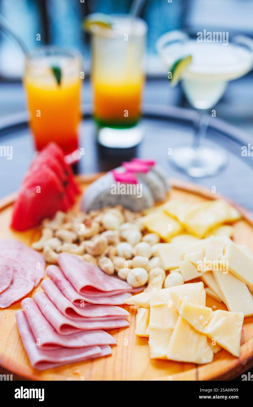 Assiette d'apéritifs avec fromage et viande froide Banque D'Images