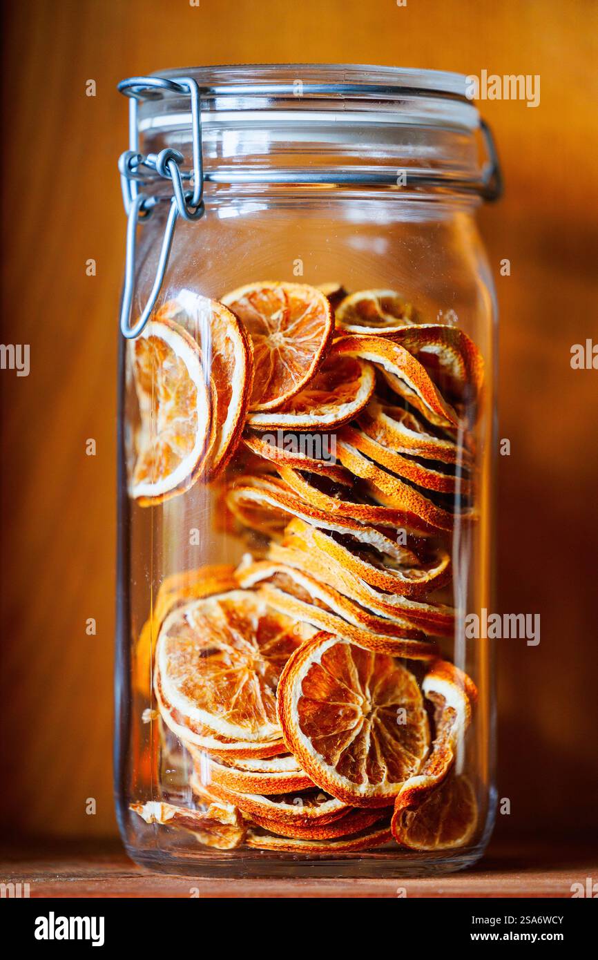 Tranches d'orange séchées dans un pot transparent Banque D'Images