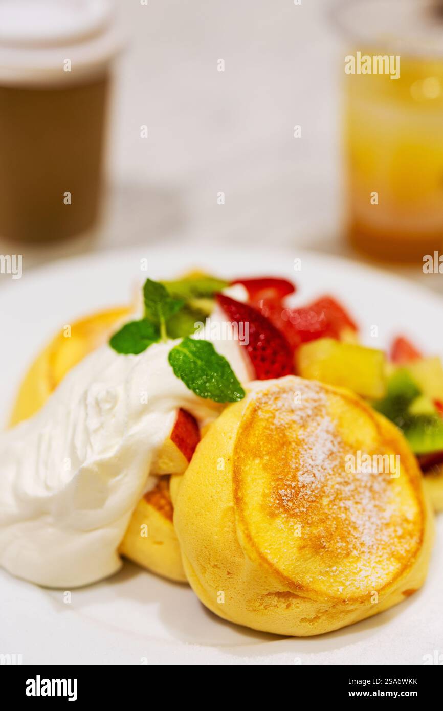 Délicieuses crêpes japonaises moelleuses servies pour le petit déjeuner Banque D'Images