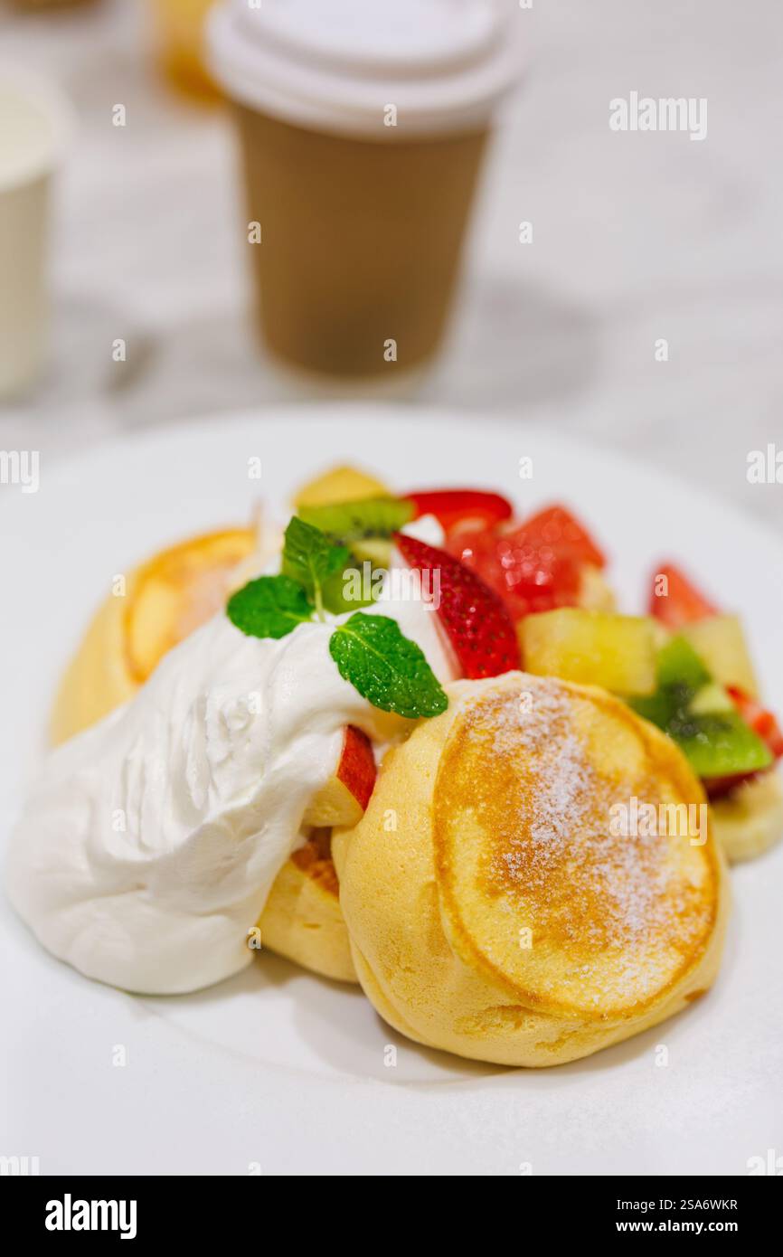 Délicieuses crêpes japonaises moelleuses servies pour le petit déjeuner Banque D'Images