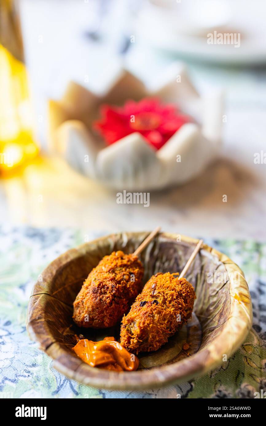 Des doigts de paneer de fromage cottage indien enrobés d'épices salées locales Banque D'Images