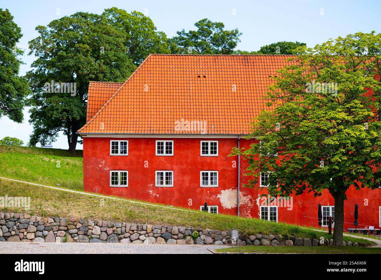 Maison rouge colorée traditionnelle dans le quartier historique de Copenhague de Kastellet Banque D'Images