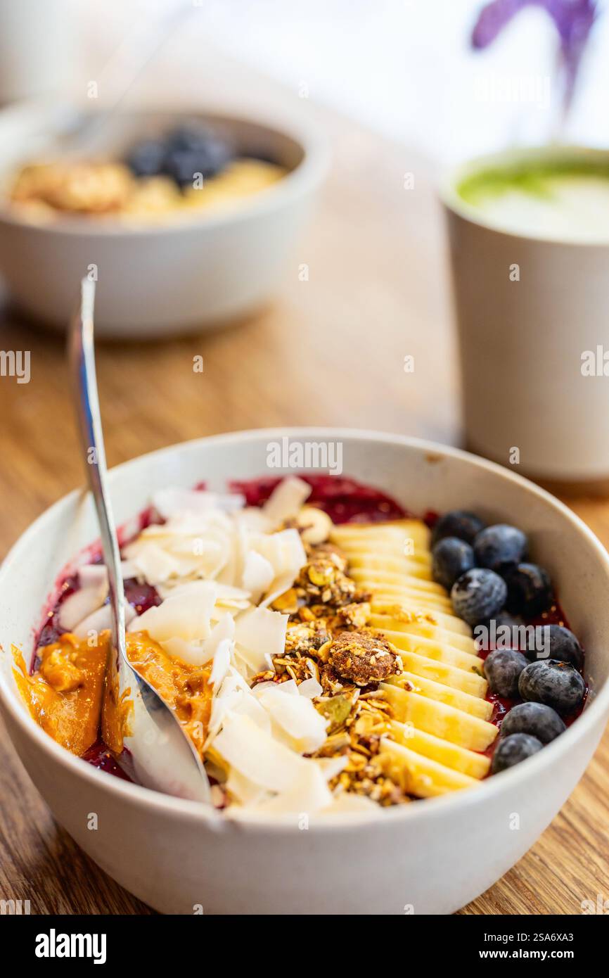 Bol à smoothie garni de fruits frais servi au petit déjeuner Banque D'Images