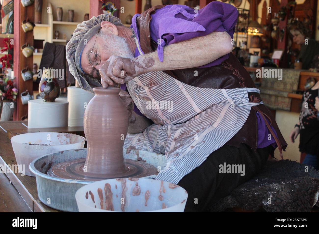 Homme travaillant la roue de poterie au festival de la renaissance Banque D'Images Homme travaillant la roue de poterie au festival de la renaissance Banque D'Images