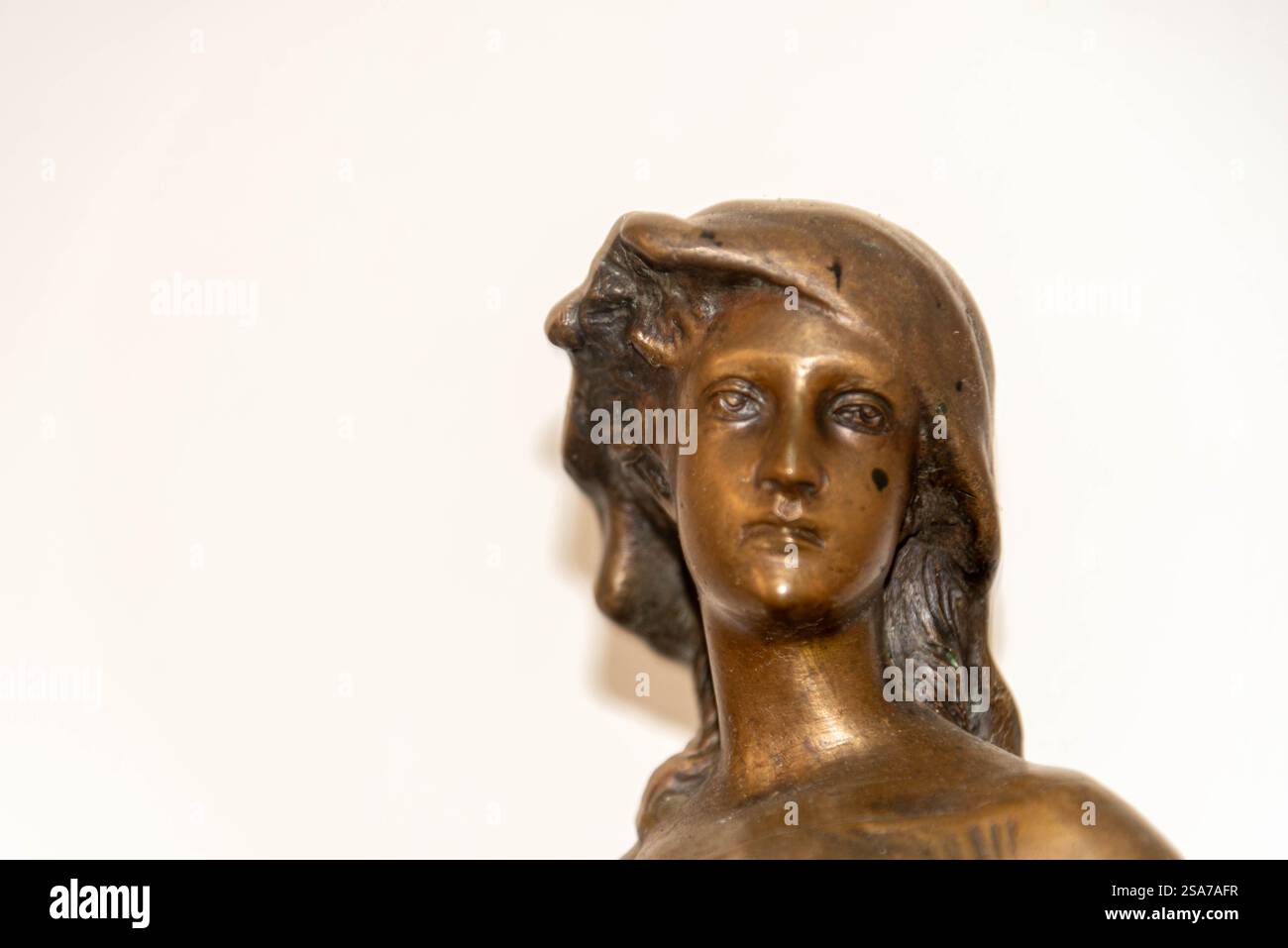 Artefact en bronze de la déesse grecque de la fortune sur fond blanc. Banque D'Images