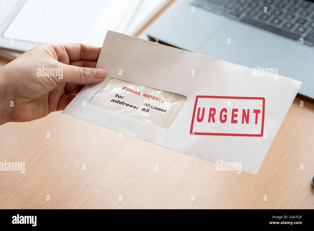 La main d'une femme se rapproche d'une lettre urgente dans un bureau Banque D'Images