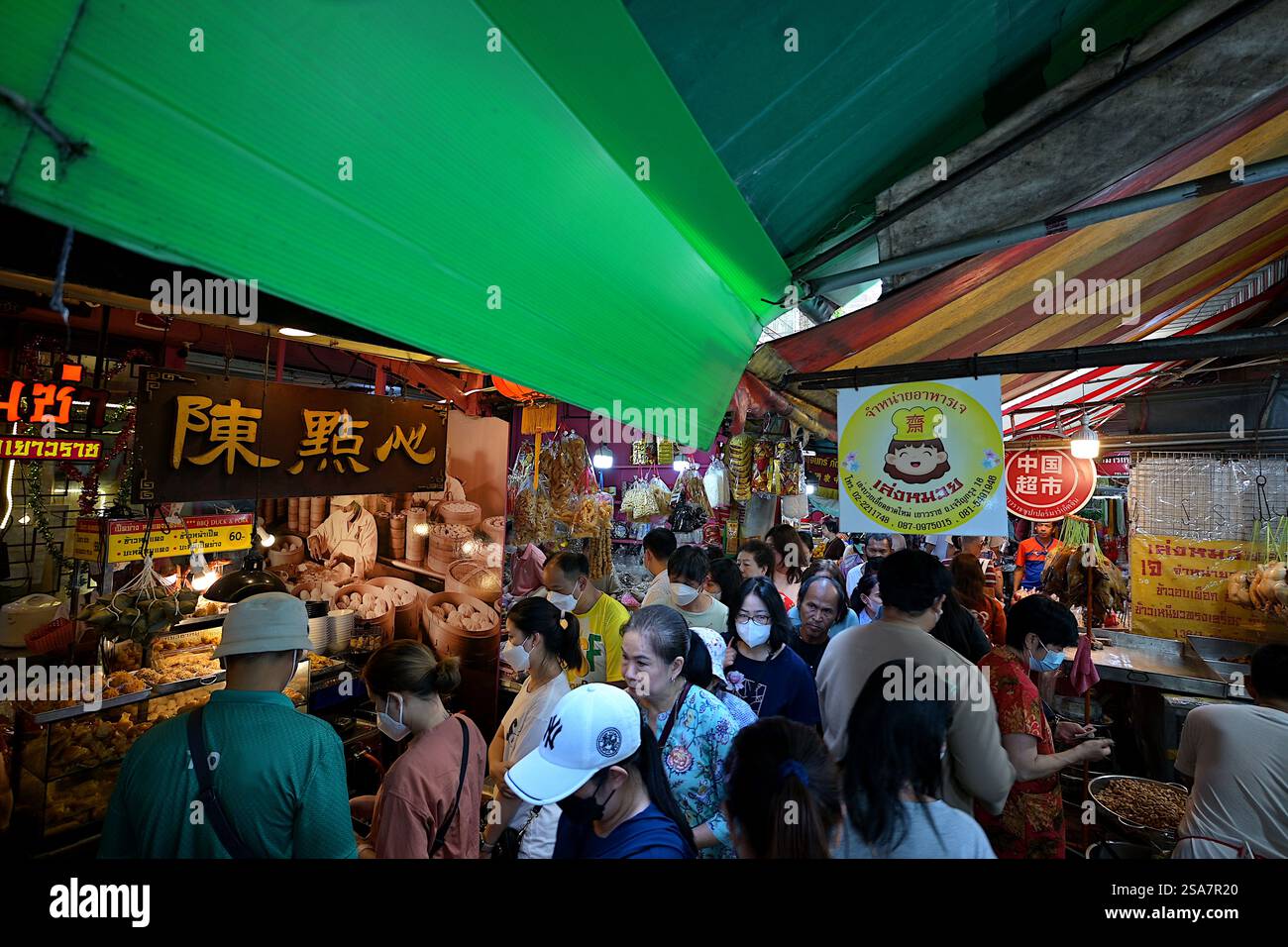 Ruelle animée dans le quartier chinois de Yaowarat où les gens achètent des marchandises diverses avant le nouvel an chinois 2025, Bangkok, Thaïlande Banque D'Images