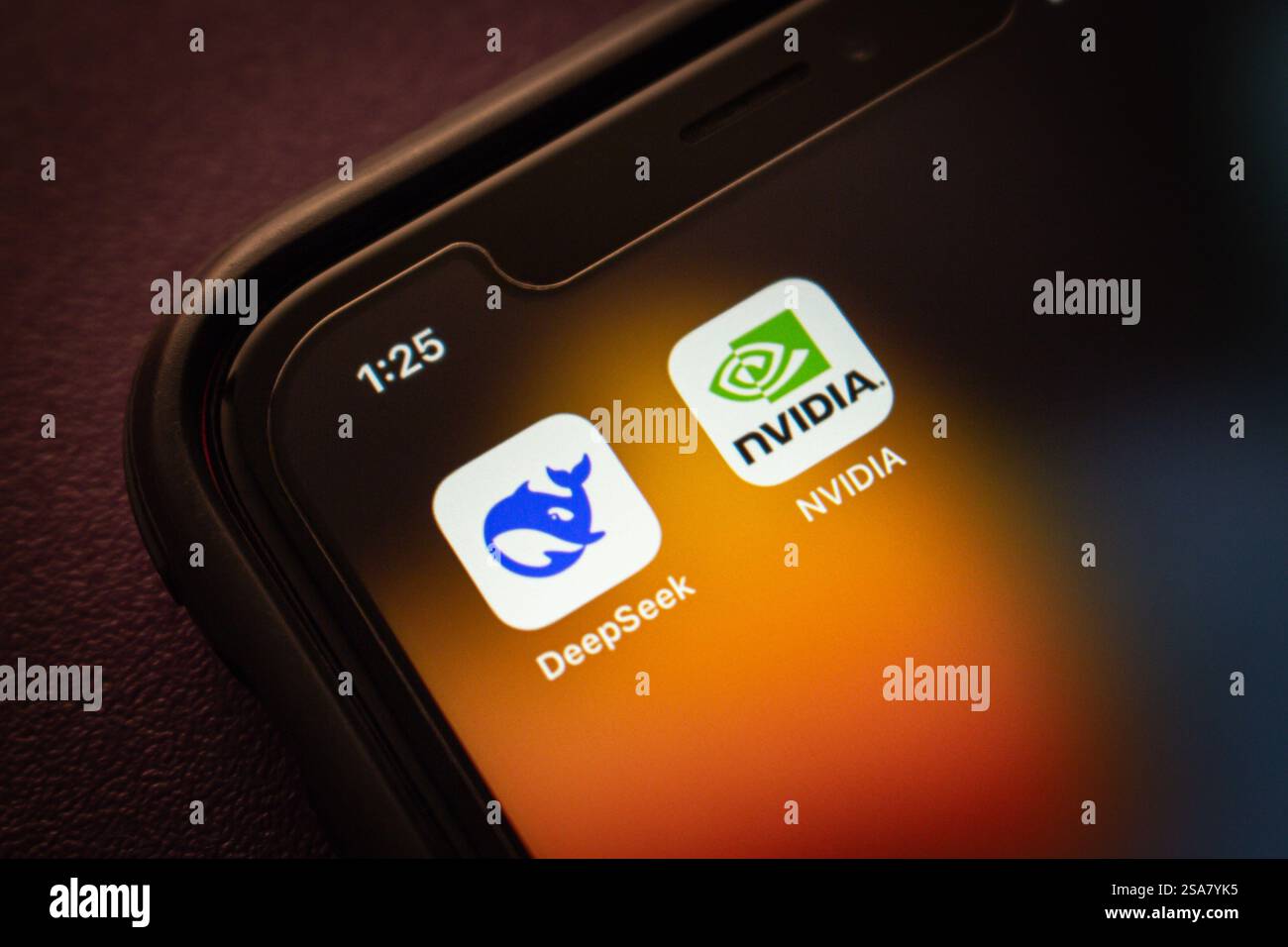 Les logos DeepSeek et NVIDIA sont affichés sur un iPhone, représentant la technologie IA et l'industrie des semi-conducteurs. Banque D'Images