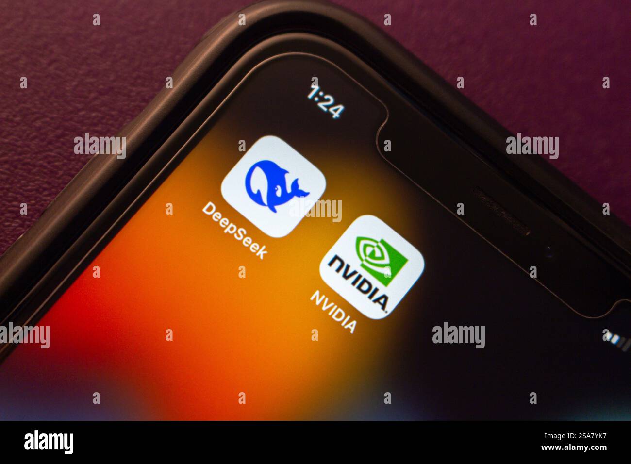 Les logos DeepSeek et NVIDIA sont affichés sur un iPhone, représentant la technologie IA et l'industrie des semi-conducteurs. Banque D'Images