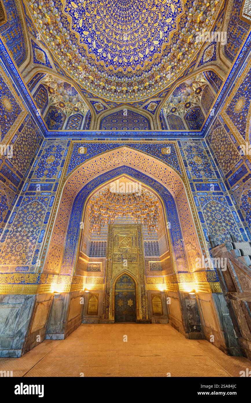 Vue intérieure de la mosquée Tilya-Kori (Tilla-Kari) à Samarcande Banque D'Images