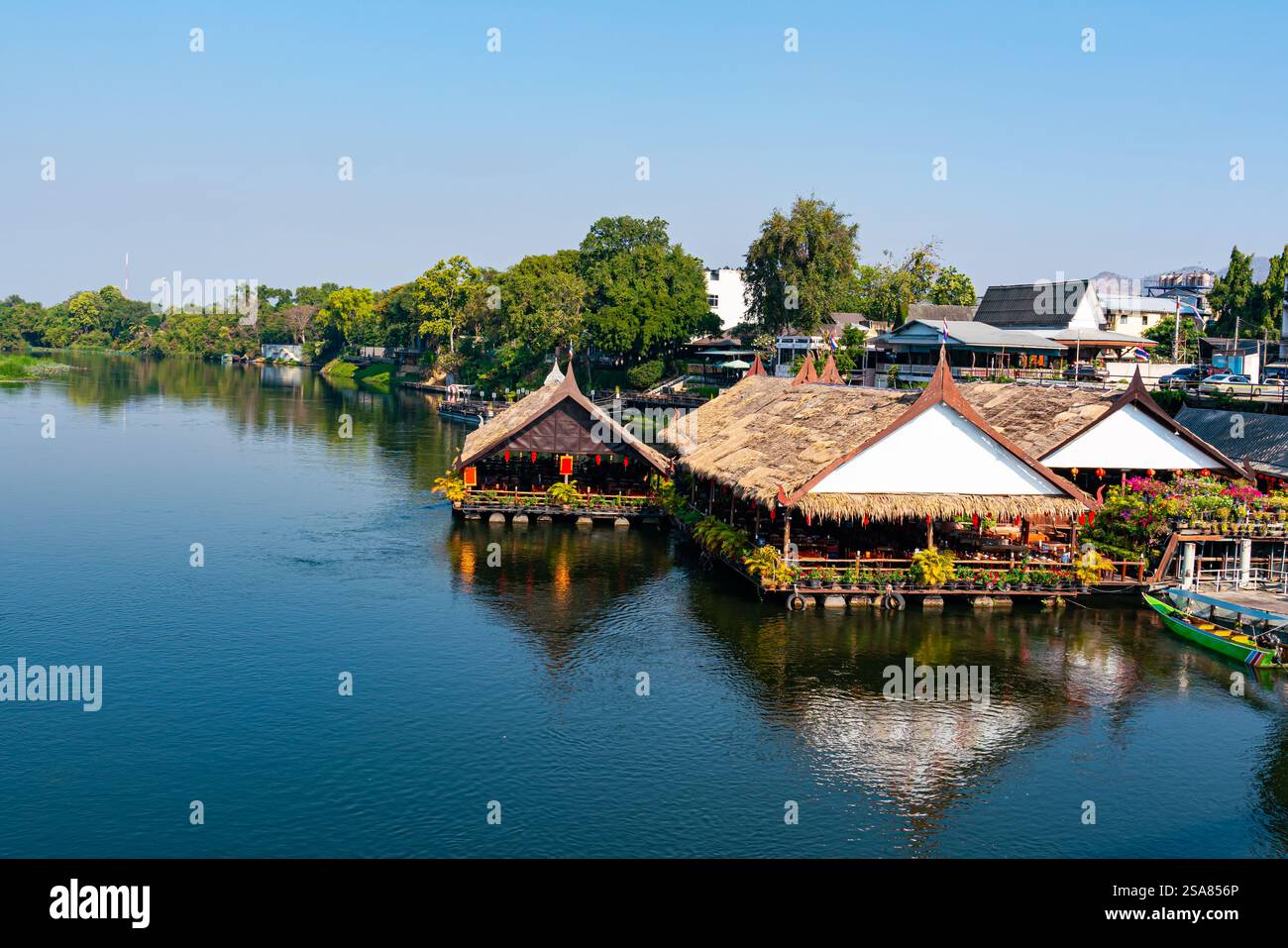 Vue du restaurant flottant sur la rivière kwai dans la province de Kanchanaburi, Thaïlande le matin du nouvel an chinois 2025. Banque D'Images
