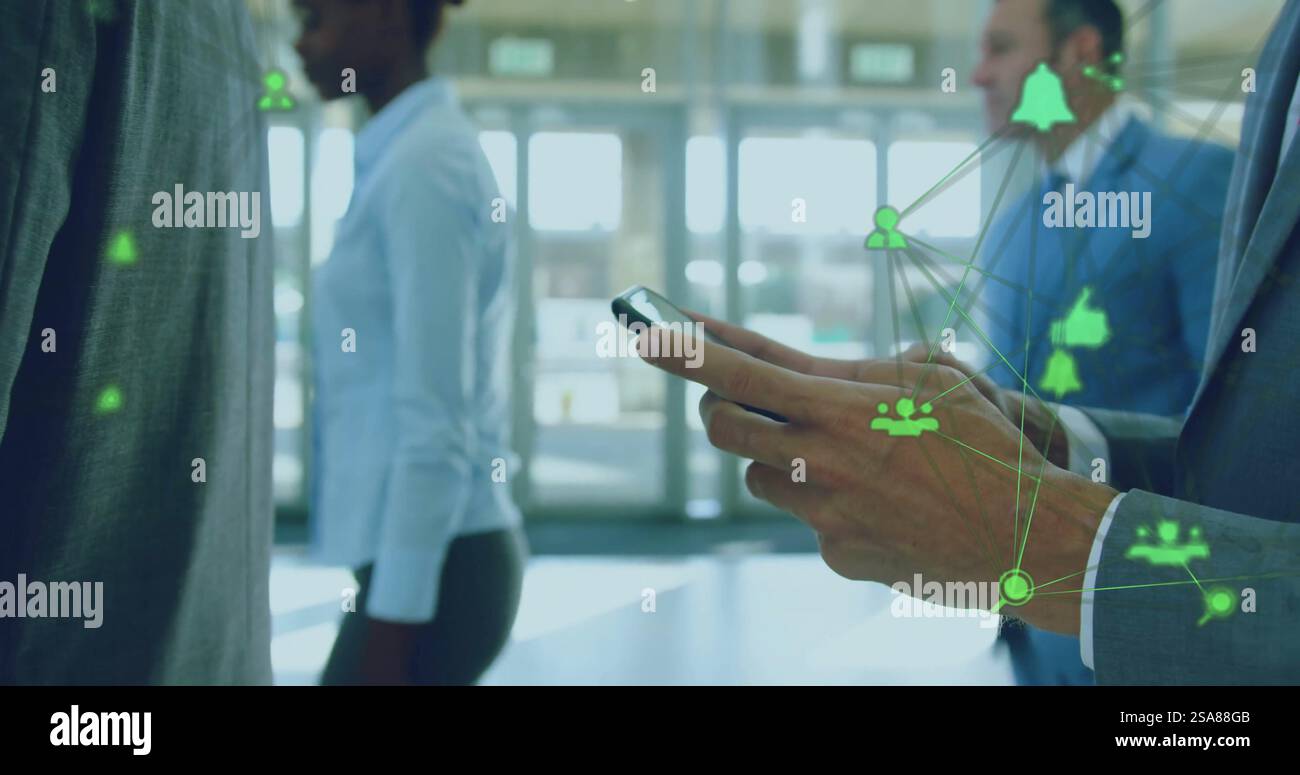 Image de réseaux de communication sur homme d'affaires biracial à l'aide d'un smartphone dans le foyer de bureau Banque D'Images