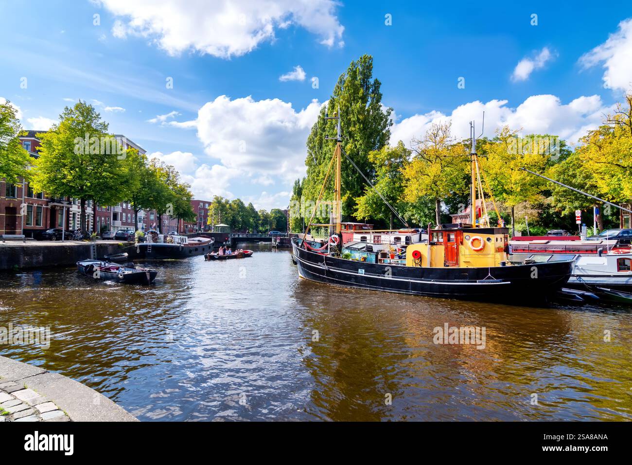 Paysage urbain avec de vieux bateaux colorés le long du canal A dans le centre-ville historique. Banque D'Images