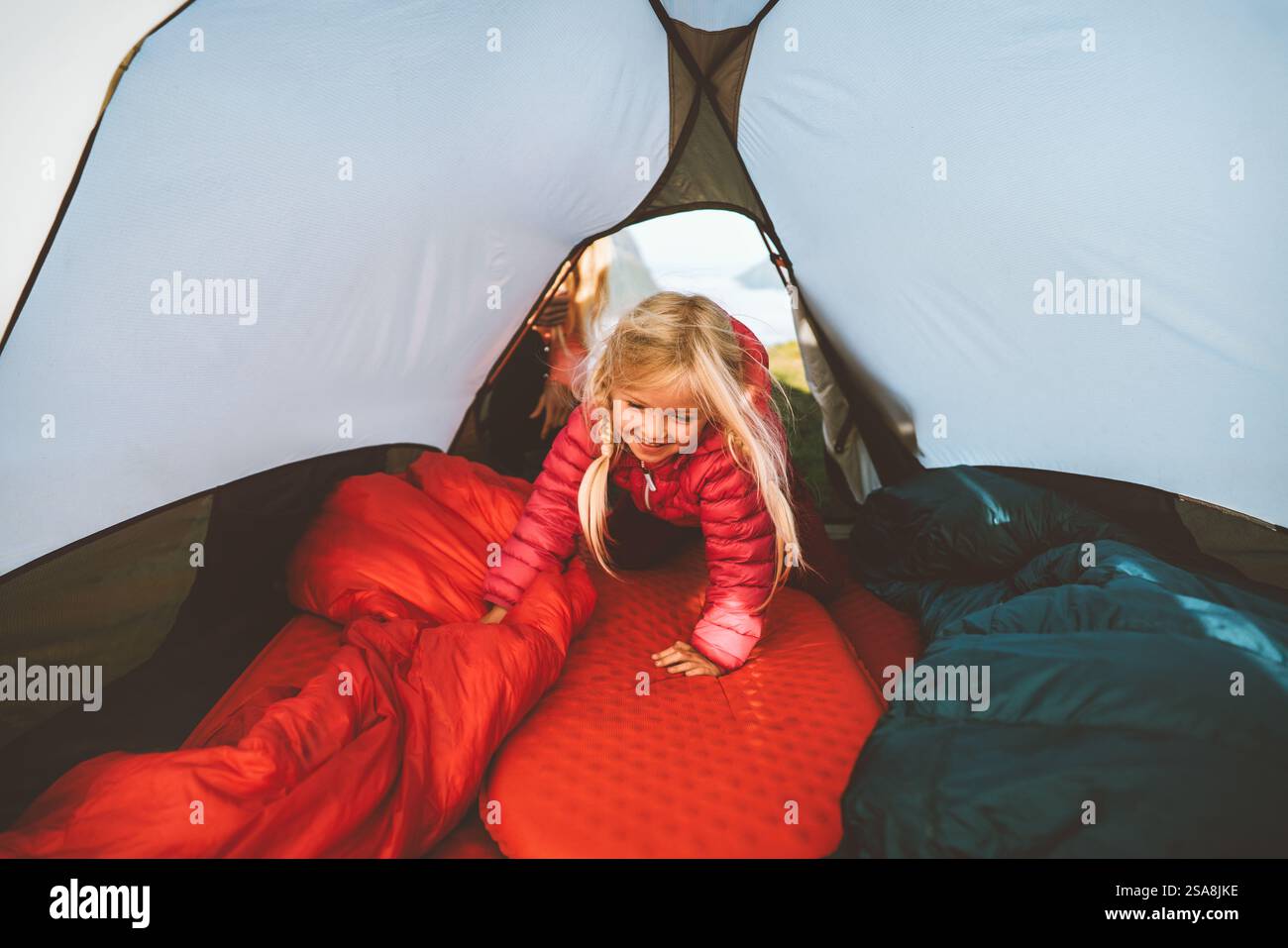 Enfant fille dans le matériel de tente de camping vacances actives en famille enfant en plein air randonnée aventure de style de vie sain excursion émotions franches, équipement de montagne Banque D'Images