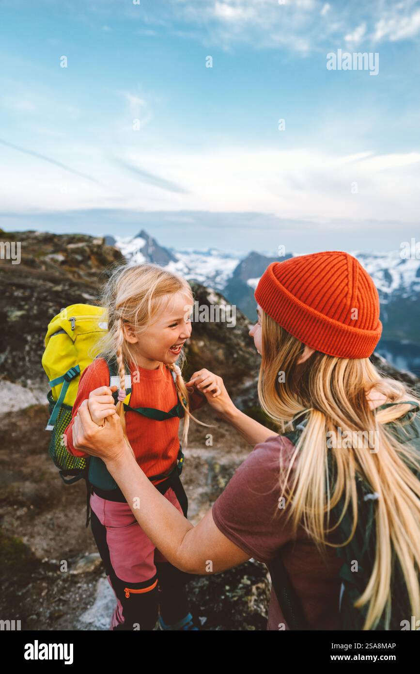 Aventures en famille mère voyageant avec sa fille enfant s'amusant randonnée en plein air ensemble vacances actives dans les montagnes 4 ans enfant fille avec dos Banque D'Images