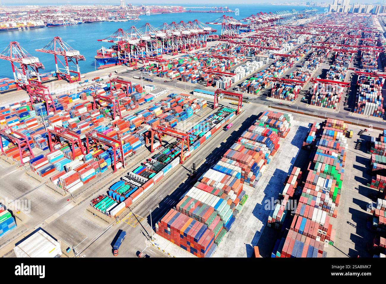 QINGDAO, CHINE - 29 JANVIER 2025 - photo prise le 29 janvier 2025 montre la scène de travail du terminal de conteneurs de commerce extérieur au port de Qingdao, a por Banque D'Images