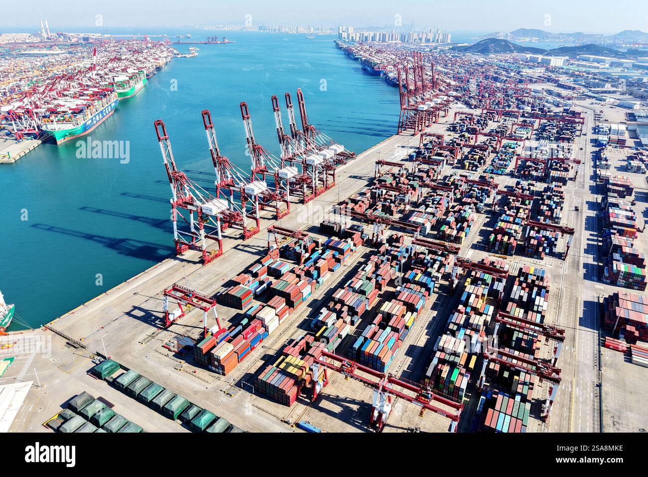 QINGDAO, CHINE - 29 JANVIER 2025 - photo prise le 29 janvier 2025 montre la scène de travail du terminal de conteneurs de commerce extérieur au port de Qingdao, a por Banque D'Images