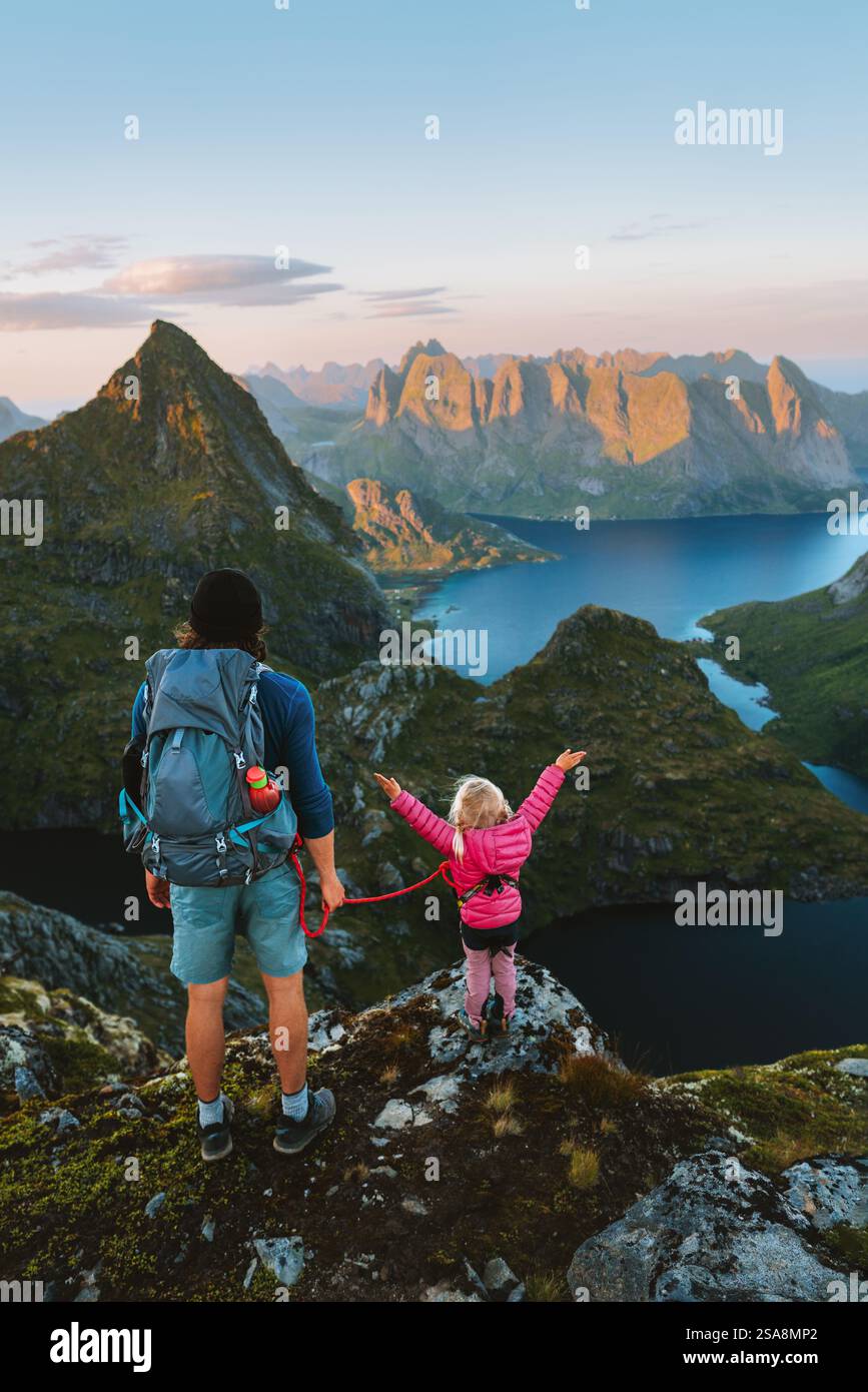 Famille voyage style de vie père randonnée avec enfants aventures en montagne en Norvège style de vie sain vacances actives en plein air papa avec enfant ensemble Explor Banque D'Images