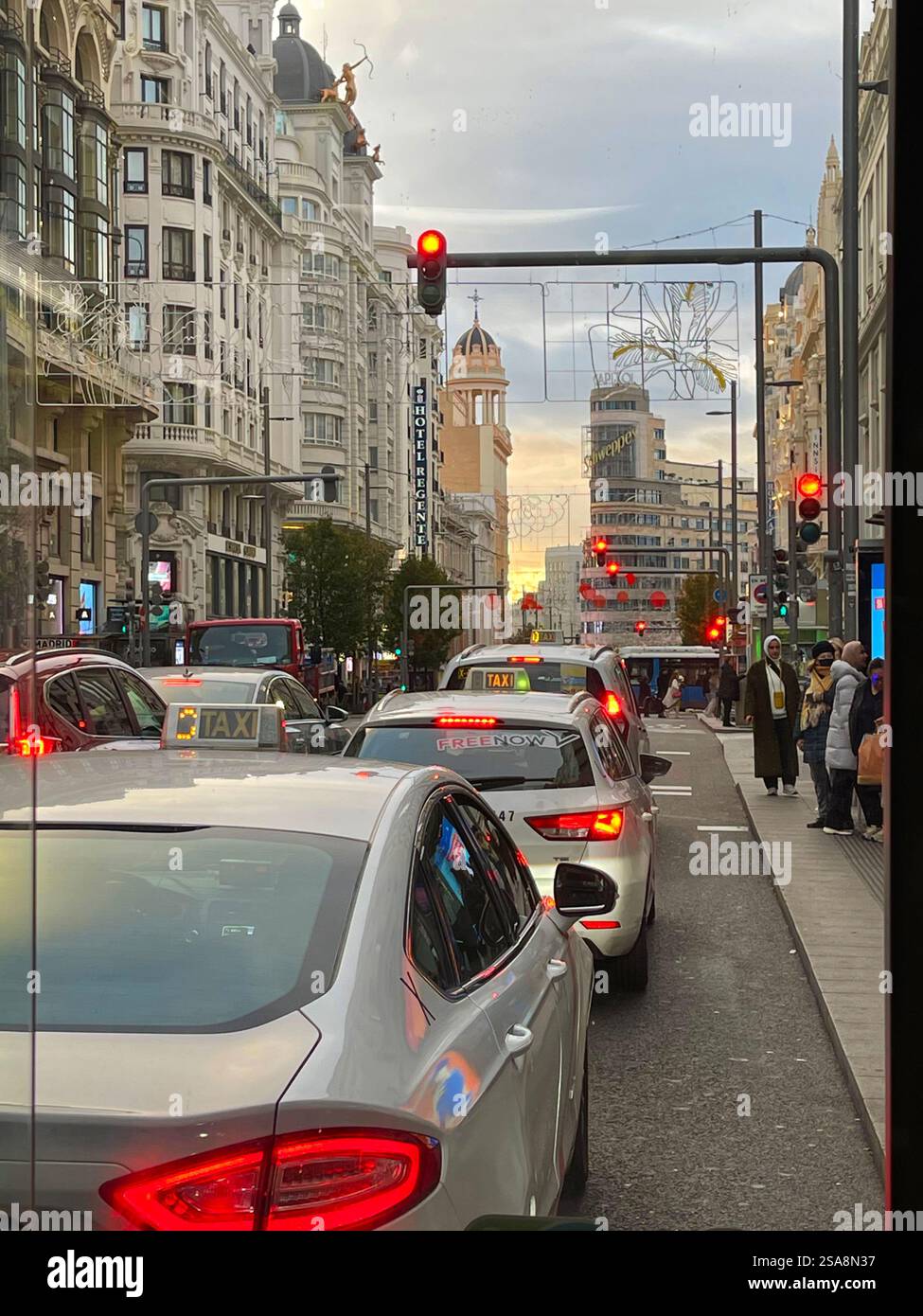 Trafic dans la rue Gran via. Madrid, Espagne. - Image de stock capturée avec un smartphone