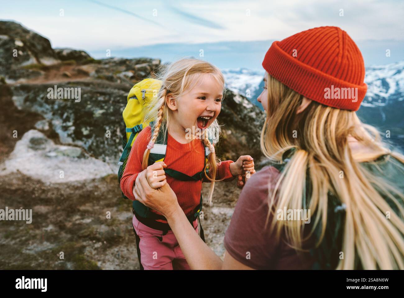 Famille mère voyageant avec sa fille enfant s'amuser randonnée en plein air ensemble Happy Emotions vacances actives dans les montagnes 4 ans enfant fille rire Banque D'Images