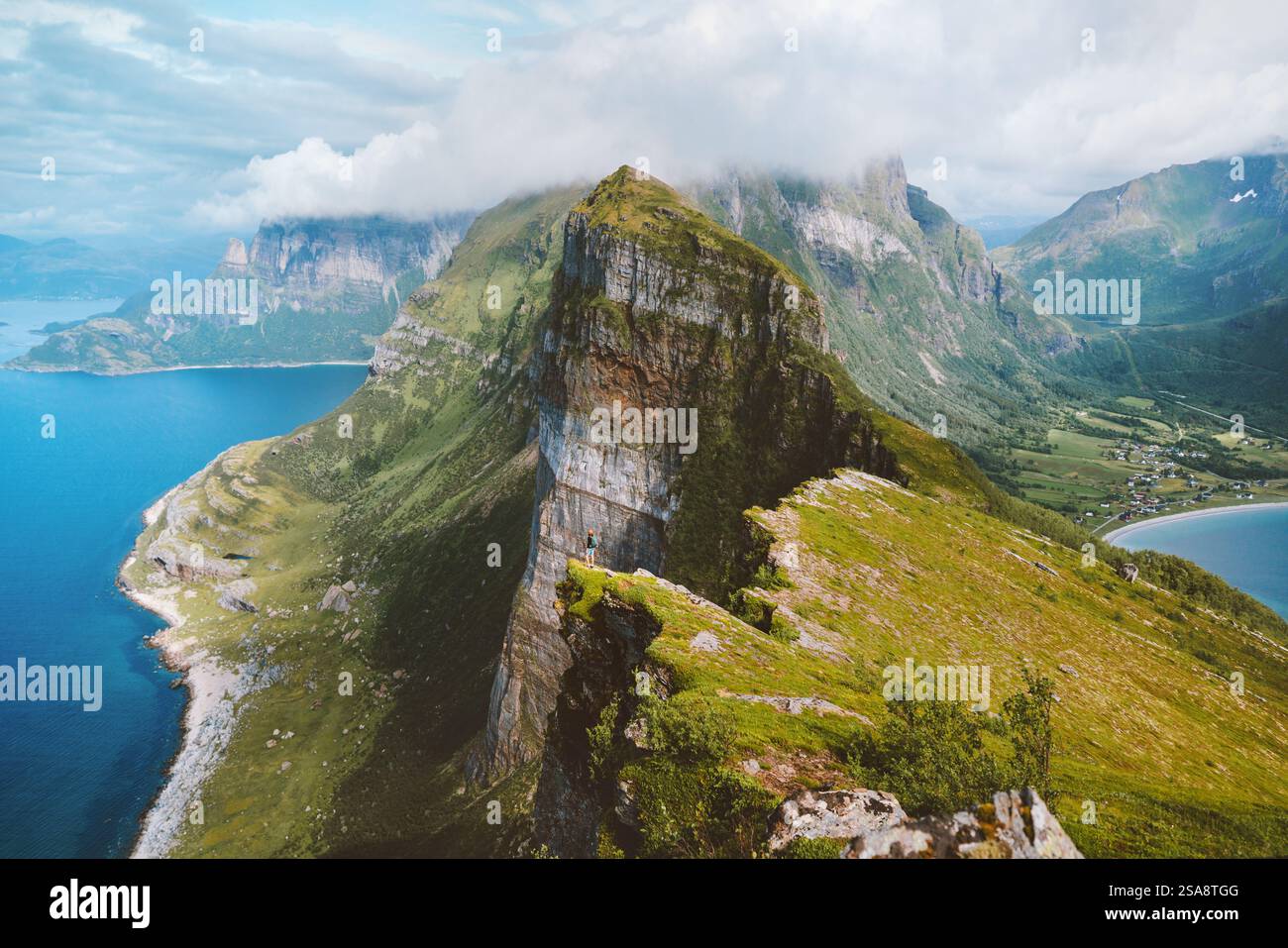 Homme grimpant les montagnes en Norvège voyage solo vue aérienne randonnée aventure en plein air vacances d'été style de vie sain voyage concept durable Banque D'Images