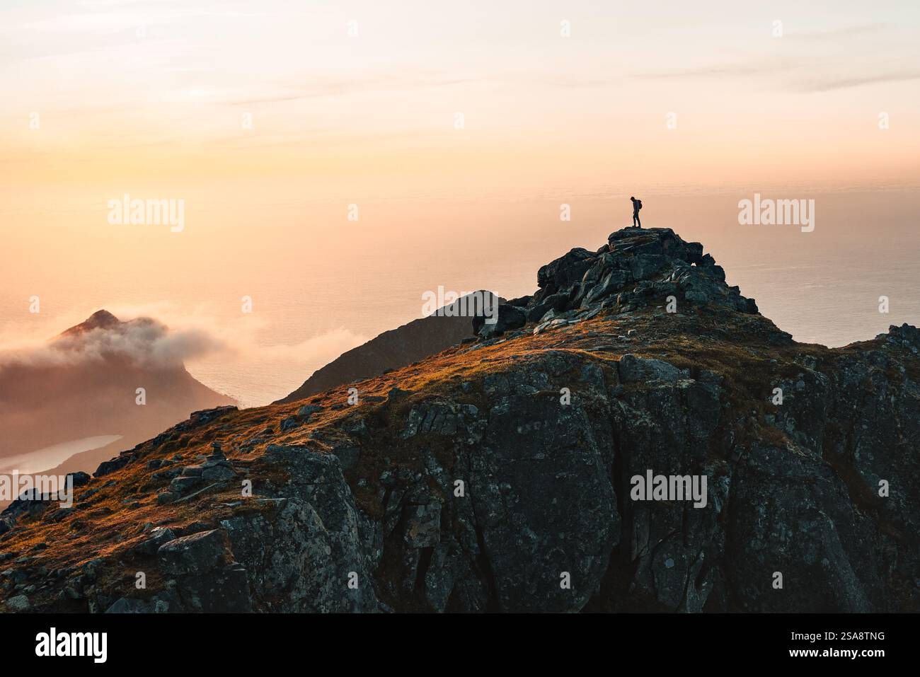 Aventures d'escalade vacances d'été homme en plein air voyageur sur le sommet de la montagne voyageant en Norvège tourisme actif randonnée en plein air mode de vie sain libéré Banque D'Images