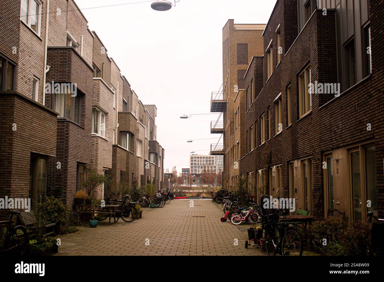 Ce quartier est situé à Amsterdam. C’était un jour de pluie mais l’ambiance que le temps a créée était mystérieuse alors j’ai essayé de la capturer. Banque D'Images