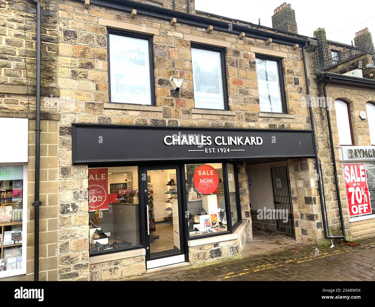 Ilkley Moore Yorkshire Royaume-Uni Grande-Bretagne Angleterre boutique magasins W H Smith Restaurant Pub bar nourriture manger manger à l'extérieur des bâtiments en pierre par temps humide vieux - Image de stock capturée avec un smartphone