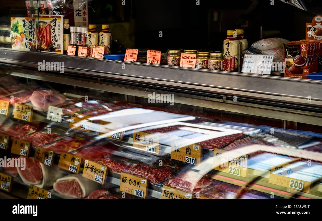 Vue rapprochée du comptoir et de la vitrine en verre d'une boucherie de rue dans l'ouest de Tokyo Banque D'Images