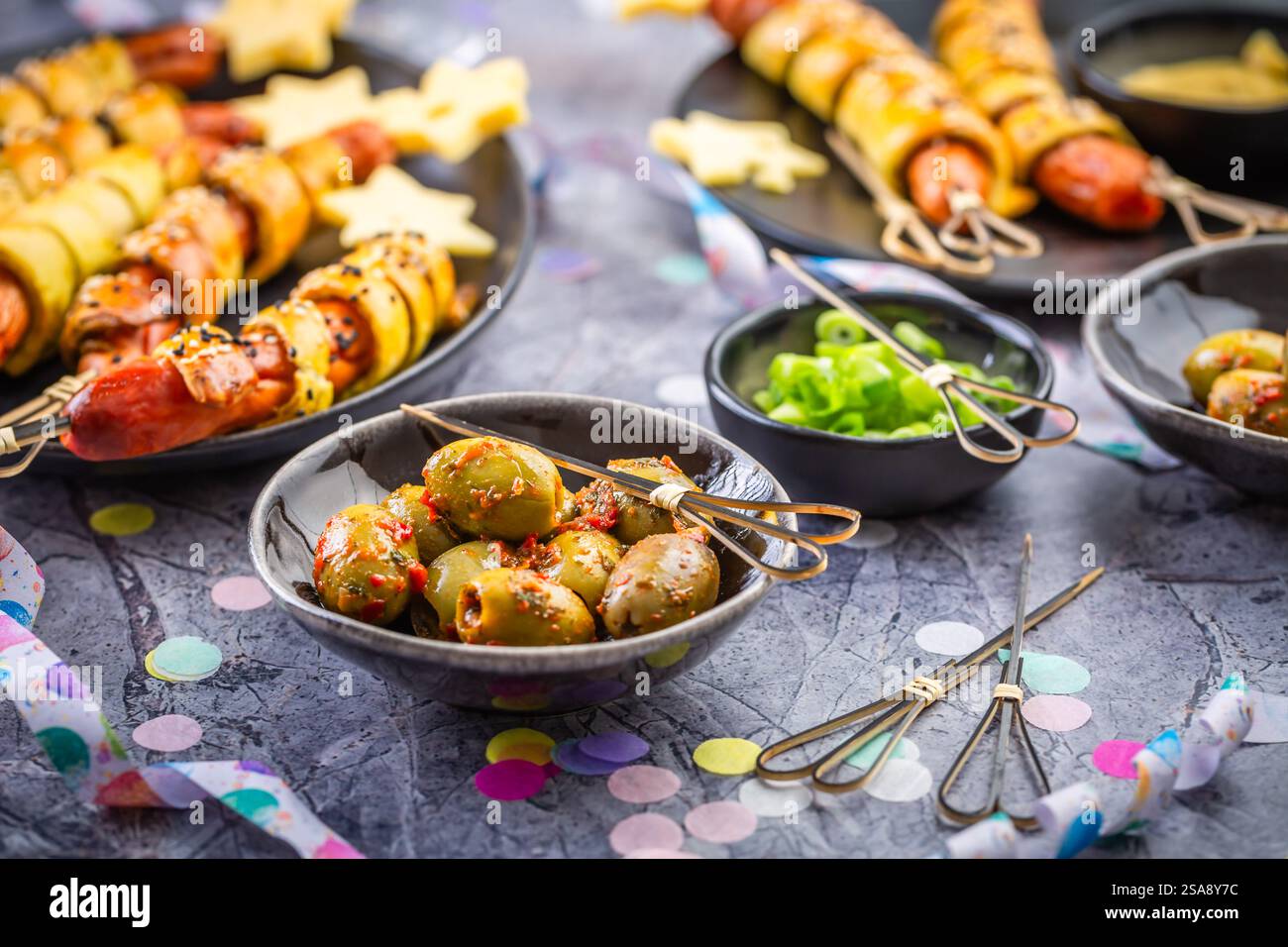 Nourriture carnique, saucisses longues enveloppées dans de la pâte levée, chien de maïs à la moutarde et aux olives Banque D'Images