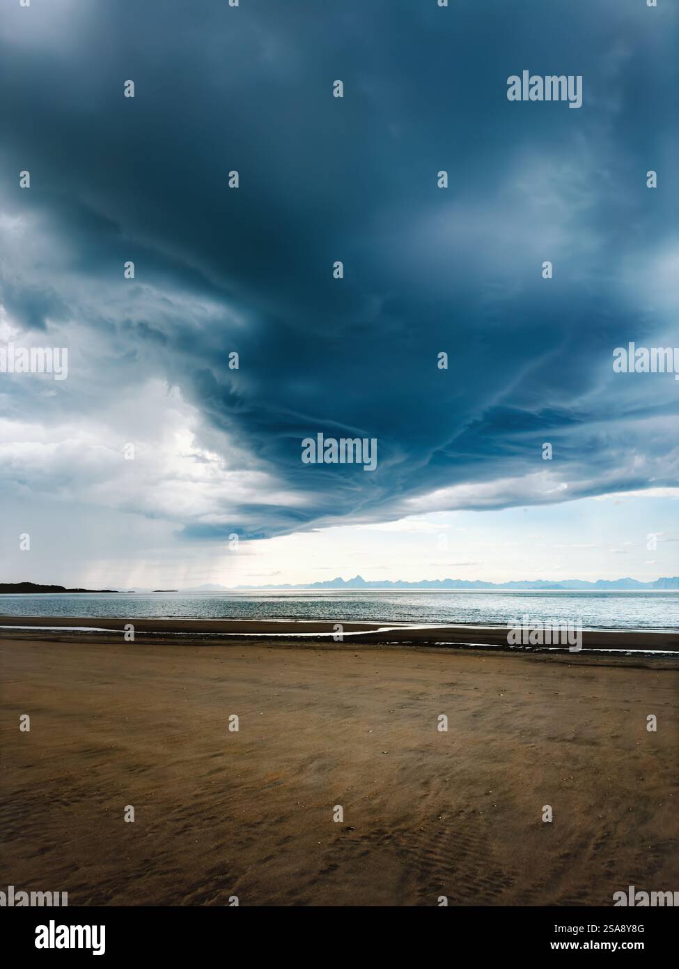 Nuages orageux au-dessus de la plage et de la mer en Norvège, orages de ciel dramatiques changement climatique Banque D'Images